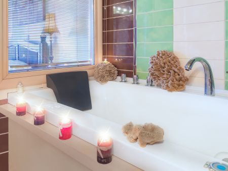bath with candles